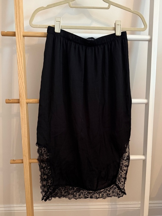 WeWoreWhat Dresses & Skirts - WeWoreWhat Black Midi Skirt with Lace Hem